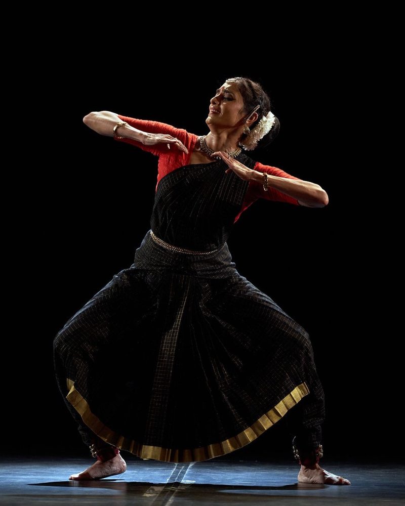 Deep aramandi in black
